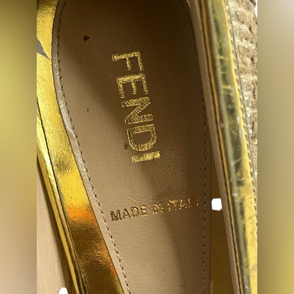 Fendi
Metallic Gold Tone Peep-Toe Pumps Women's Size 9 - Picture 11 of 11